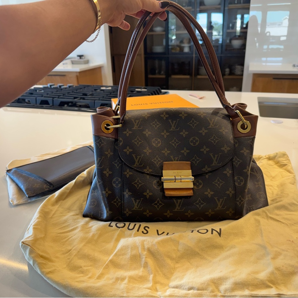 Authentic LEATHER Louis Vuitton shoulder bag purse.